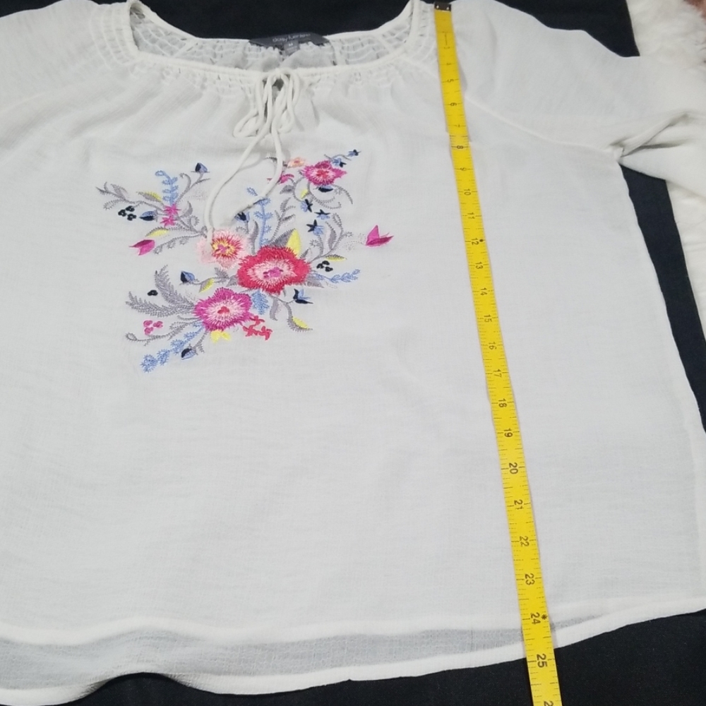 Daisy Fuentes Cream Floral Embroidered Women Tunic Top. Size M - Picture 8 of 8